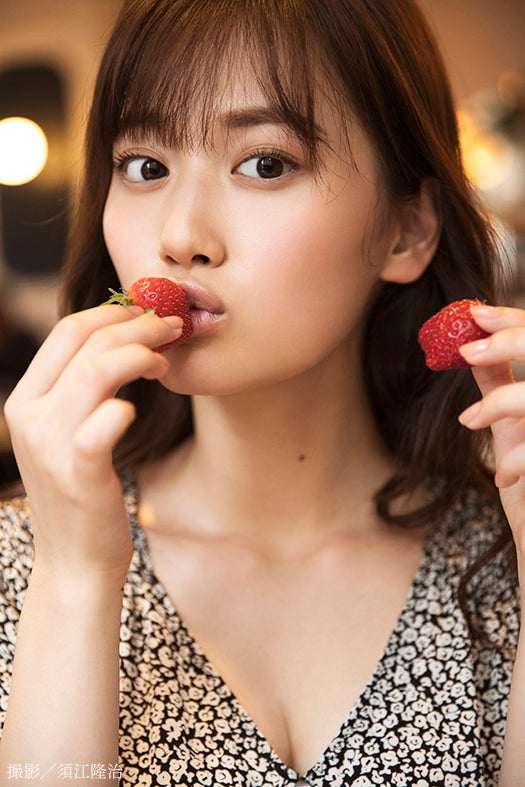 此前备受关注的乃木坂46成员山下美月首张写真集，近日公开了其中的一张泳装照。对于没有经验的山下来说，这是她人生第一次穿泳装，也是第一次拍泳装照。