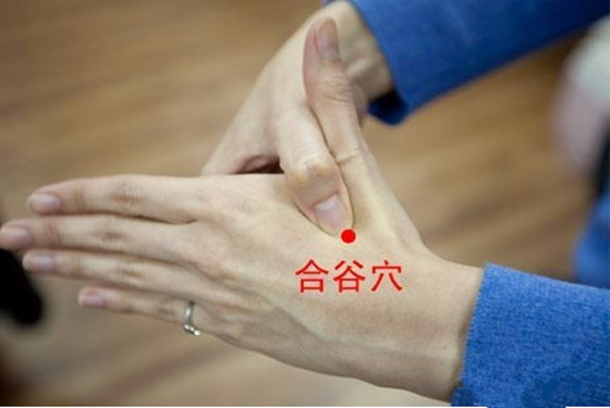 夜里牙疼教你一分钟快速止疼 堪称不花钱的“灵丹妙药”