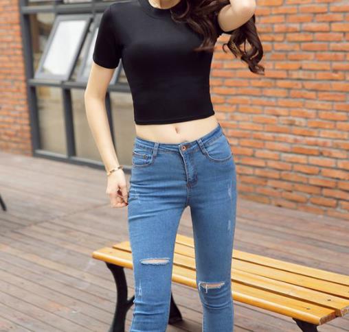 美女小姐姐紧身牛仔裤搭出不一般的态度