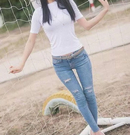 街头小姐姐紧身牛仔裤，尽显你的大长腿