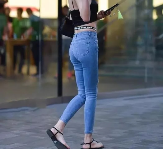 牛仔裤对于身材没有太多的拘束并适合任何身材的穿着。