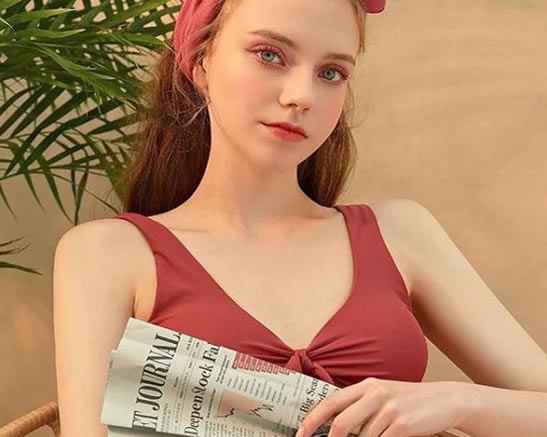 chloe虽然娇小，但身高有166cm，可以称得上纤瘦高挑的好身材了，还有细细的蜂腰，该有肉的地方有肉，该瘦的地方瘦身材比例简直不要太完美。