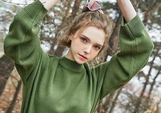 chloe经常在自己的INS上分享自己的日常生活照。也许是因为chloe有着完美的脸蛋和身材，所以各种穿搭风格她都能很好地消化。