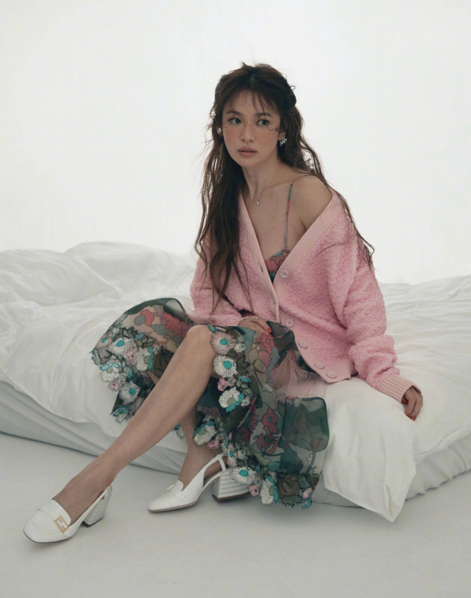 宋慧乔全新杂志大片曝光 带蓝色美瞳一头卷发慵懒迷人
