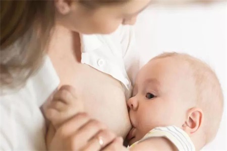 断奶后还有乳汁分泌怎么回事？女性要知道如何保护乳房