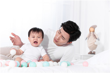 宝宝吃母乳时哭闹是怎么回事