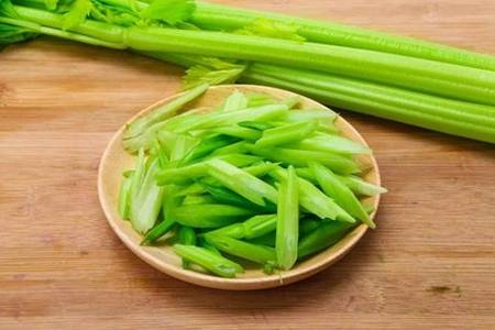 口臭的原因离不开肠胃问题,治疗口臭吃七大食物清爽口气