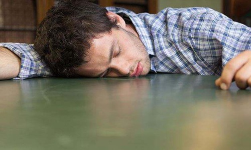 睡觉流口水是怎么回事？成年人流口水的治疗和预防