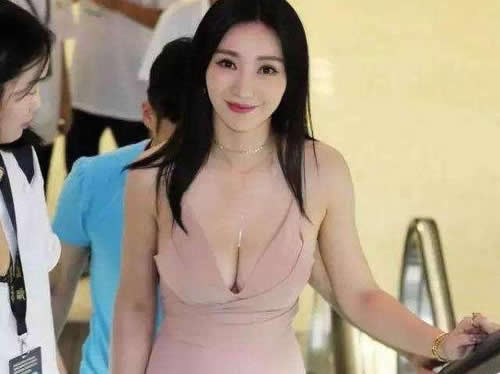 柳岩的胸器是众所周知的，这是她的一大卖点，也是能够积攒人气的重要原因，虽然身高上有所不足，但是小小的身体蕴含着巨大的能量。