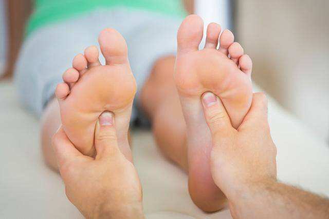 宝宝脚底按摩手法图