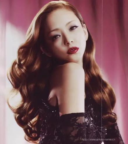 安室奈美惠是从小就非常漂亮的，她在日本也是一位非常有实力的歌手，慢慢地她在日本成为了一位非常厉害的艺人。