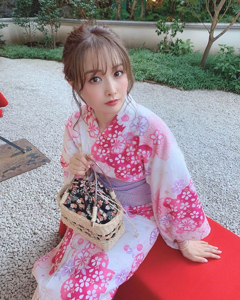 脸上总是保持着笑容的「光沙子 misako」，打扮时尚，是不少粉丝仿效的对象，她也因此开了自己的Youtube频道，分享彩妆、发型和穿搭等，像是最近秋天到了，就有教大家秋装搭配的主题！