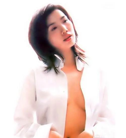 当年看过关秀媚电影的朋友都会觉得关秀媚身材是真好啊，不仅高挑匀称，而且丰满又不失骨感，让人很容易就荷尔蒙飙升，只不过那个年代互联网不发达，大家想要看关秀媚的性感美照也只能在影视剧中一睹风采。很多人对于关秀媚的身材都是念念不忘，今天咱们就来整理一下关秀媚的性感美照，大家可以欣赏一下这位大美女年轻时候的风采。