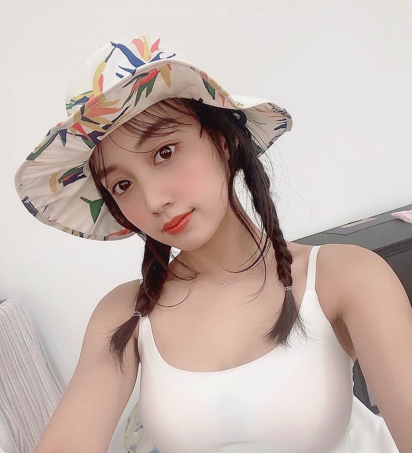 黑木光（黒木ひかり）身高160公分，血型为B型，有着性感的C罩杯美乳，她的兴趣是摄影，专长则为跳舞，从小学时学习了5年的爵士舞。她对演戏也很有兴趣，活跃于电视剧、电影、网剧，还有综艺节目中！