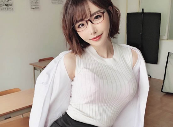 深田咏美现役名气最大，切身处好的女优。目前是日本艾薇界中的一名知名女星，不过，深田咏美去韩国整过容，之后身材和长相完全大变样，从此丑小鸭变成了白天鹅。