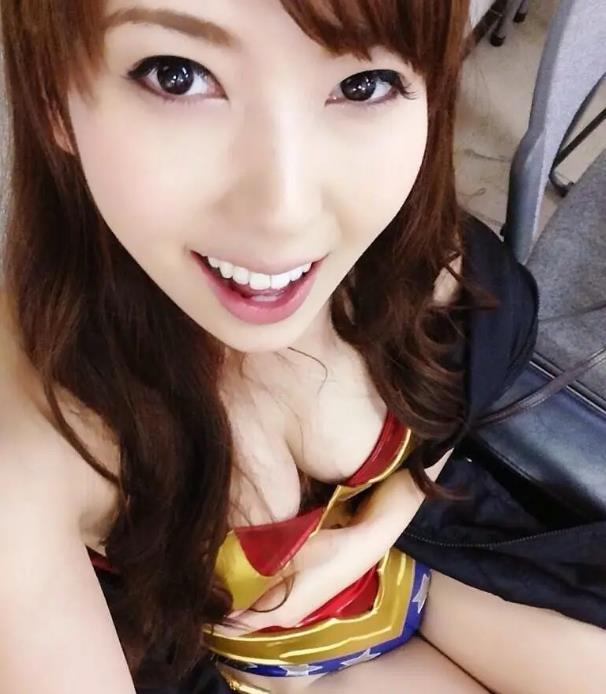 一位老牌女优了，在国内知名度很高，当然在日本的知名度也很高，出道这么多年地位一直都在，波多野结衣拍摄的作品部部有看点。甜美的长相，火辣的身材，满足不少观众。2012年开通微博后，发了不少动态，收获不少粉丝。