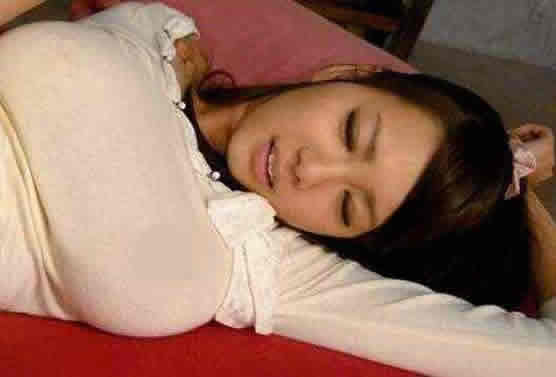 宇都宫紫苑这部神乳RION（OFJE-104）一度被老司机们称之为最经典的神作，不管是从演技还是颜值上来讲，在这部电影中宇都宫紫苑都是常长发挥，在加上摄影师的给力，让你部小电影成为无数宅男硬盘中永远无法删掉的电影！