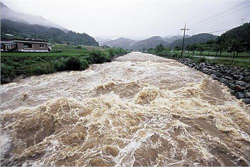 【孕妇梦见洪水是什么意思】怀孕梦到洪水是什么征兆_胎梦梦到洪水