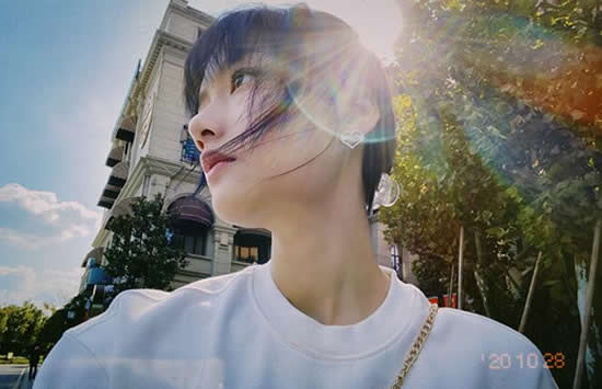 任敏在没有出演电视剧的时候，就曾经出演过鹿晗的《勋章》mv，相信很多人都看到过她的影子。在2018年的时候，任敏出演了首部个人电影《悲伤逆流成河》，凭借着这部剧会哦得了最佳新人提名，创下了3.57亿元票房，人气大增，任敏还一度沉浸在那个角色当中难以自拔。