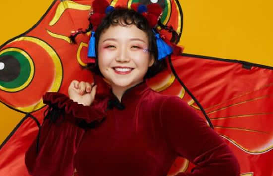 辣目洋子其实是通过拍摄搞笑短视频火起来的，曾经参加的生活节目《家庭幽默录像》当中，辣目洋子与陈思斯合作演绎搞笑版《白雪公主》和《甄嬛传》片段，给管找那个留下了很深刻的印象。