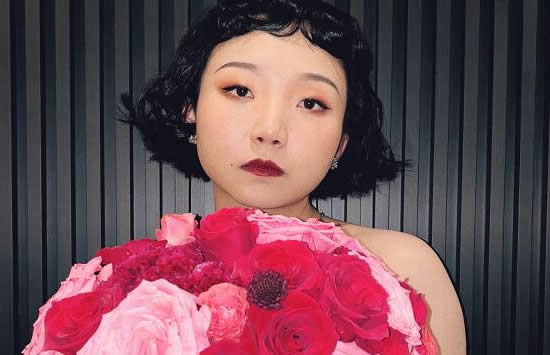 辣目洋子在2018年的时候，出演电影《悲伤逆流成河》当中的女恶霸汪爱珏，人气大增。之后再出演电影《胖子行动队》，在里面饰演反派人物初夏。之后还从参加了综艺节目《超新星运动会》。