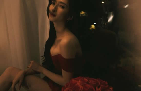 在今年的时候，江疏影先是搭档王凯主演了宫廷剧《清平乐》，在里面饰演曹皇后一角，在里面的演技十分的精彩。之后再与童瑶、杨玏、毛晓彤等人合作了《三十而已》的电视剧，可谓是大火了一部，成为2020年热播剧中的代表。据说现如今与孙红雷、张艺兴主演的《扫黑风暴》也已经官宣了，大家期待一下吧！