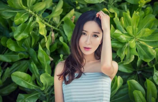 中文名娄艺潇 外文名Loura 别名娄霄霄 国籍中国 民族汉族 出生地辽宁省大连市 出生日期1988年12月27日（农历冬月十九） 身高168cm 体重48kg 毕业院校上海戏剧学院 职业演员，歌手 经纪公司华纳音乐