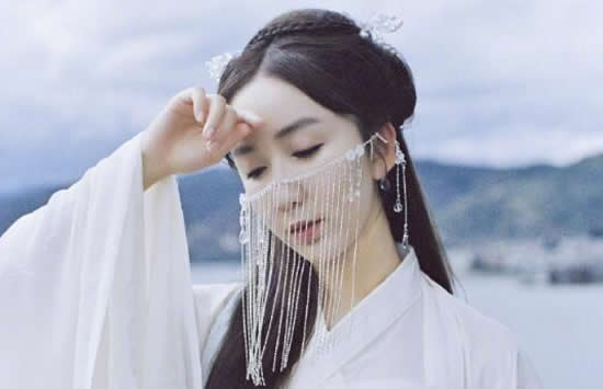 娄艺潇的男友是李川，在2018年李川1月11日的生日当天，娄艺潇在社交平台上面发文表示：“生日快乐！”正式官宣了两人的恋情。