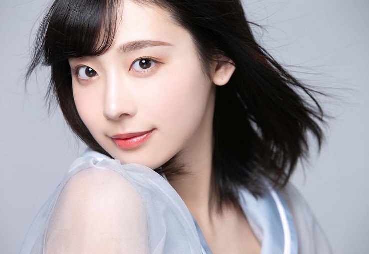 值得一提的是，水凑みお不只本身长相宛如从二次元世界中走出来，她本人据说也是相当腐，非常喜欢动漫作品，休假时只要一有时间就会在家追新番，或是思考下一次的Cosplay，完全就是宅男心目中梦幻女友类型啊！