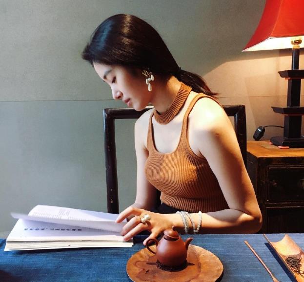 很多人觉得杨采钰其实并没有什么演技，不过她的长相算是老天赏饭吃的那种，如今有陈金飞的帮助以后的发展必定也是顺风顺水。