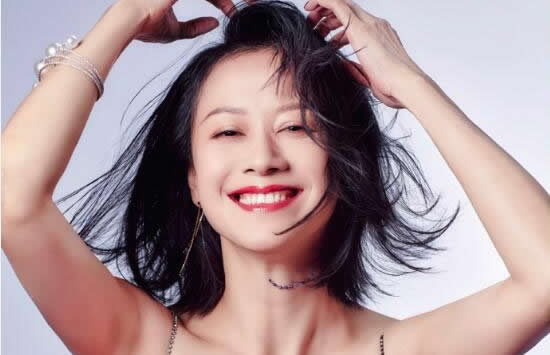 在2006年的时候，倪虹洁出演情景喜剧《武林外传》中祝无双的一角，被大家熟知，之后凭借着《京华烟云》这部剧正式火了起来。之后也出演了不少的影视作品，例如《人生百事》、《风语》、电影《一夜惊喜》、《爱情悠悠药草香》、《全民目击》等等，还凭借着《全民目击》这部剧获得了百花奖的最佳女配角。