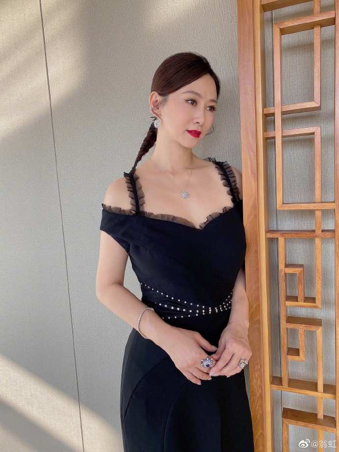 近日，翁虹晒出一组美照，并配文，“一个人改变的速度有多快，要看他处在什么样的环境里。你成功的速度，很大程度上取决于你周围的人。假如你每天都跟成功人士在一起，他们就好比太阳，那么改变就在瞬间。用一颗宽容和悲悯的心，体谅它人，关爱他人，帮助他人，给人希望，给人力量，给人方便，将光明照亮了别人，也就光亮了自己。”