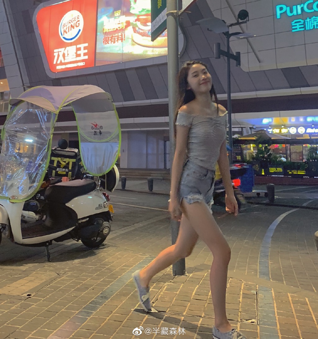 据了解，半藏森林是她在微博当中的网名，她的真名叫做胡文婕，是重庆沙坪坝区人，毕业于重庆文理学院，平时喜欢游戏机、摇滚乐和COSPLAY。在11月16日的时候，半藏森林在微博上面晒出来的泳装照片就可以看到，半藏森林的身材真的是很好了，就连王思聪都忍不住感慨，半藏森林这么好的身材，也怪不得刘阳会选择出轨了。