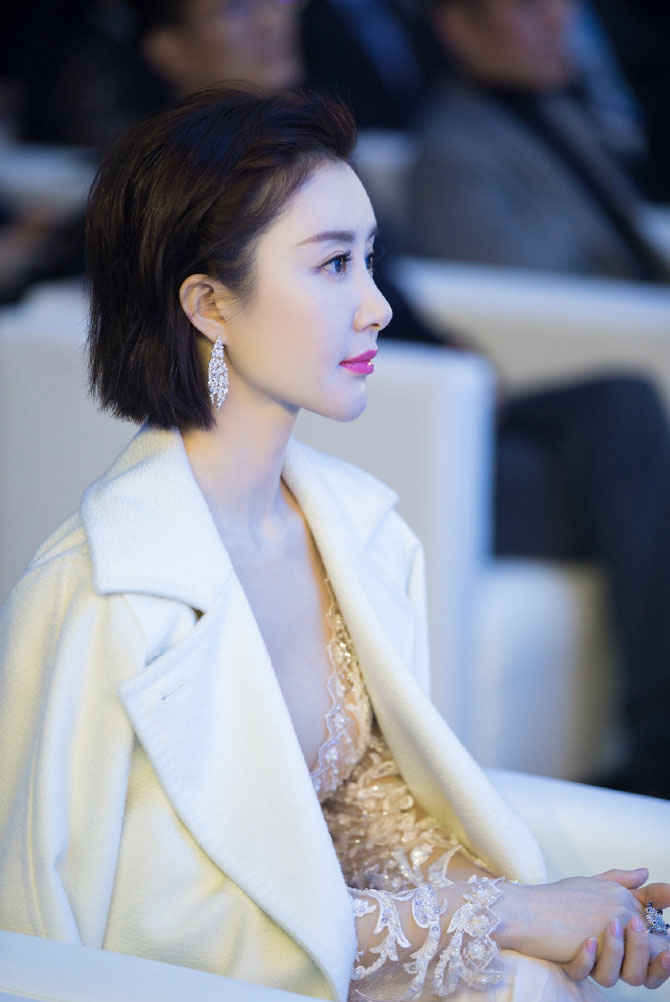 舒畅性感深V诱人蕾丝裙活动照图片