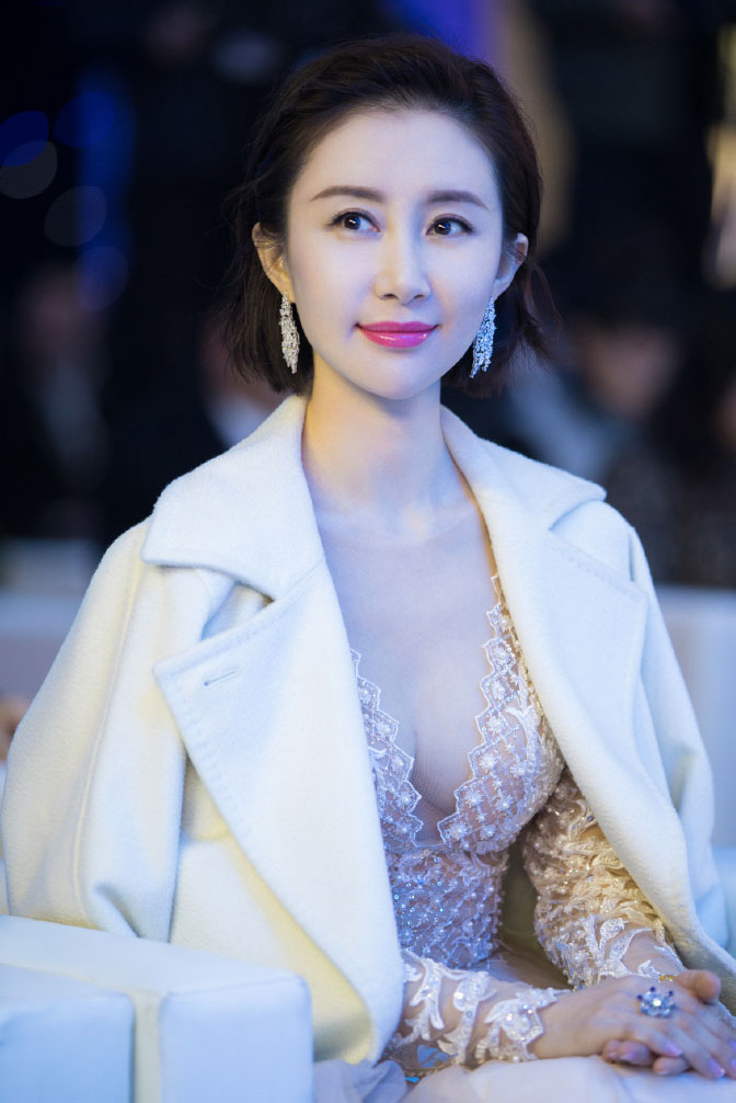舒畅性感深V诱人蕾丝裙活动照图片