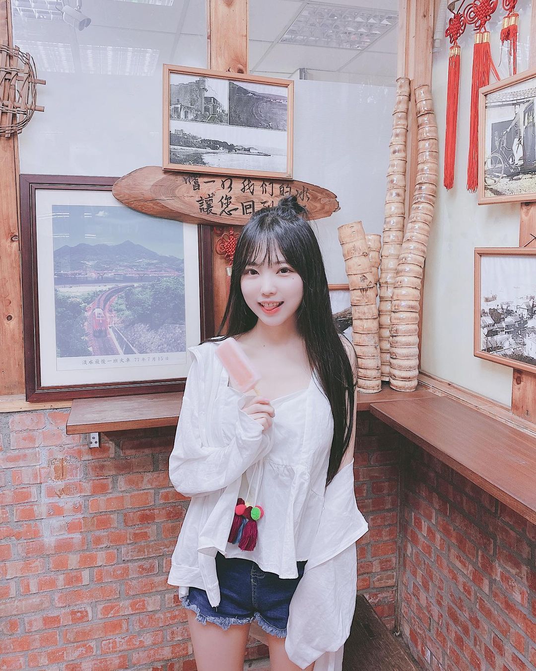 最后，大家是否会觉得正妹总是难亲近就算关注留言也得不到回应？而赵兔兔不只人可爱连个性也超赞，IG的留言她总是一则一则超有耐心的回，回复也超活泼从不敷衍，难怪每一则贴文总是有大批粉丝与她互动，想要认识这位甜美女孩吗，IG附在底下追起来！