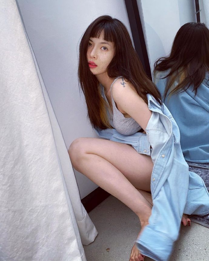 泫雅晒与男友亲密对镜自拍 穿性感内衣大秀迷人曲线