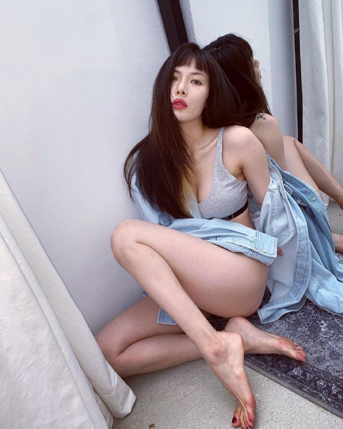 泫雅晒与男友亲密对镜自拍 穿性感内衣大秀迷人曲线