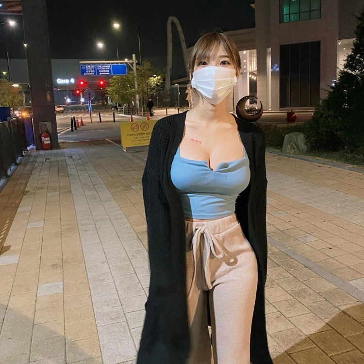 野生妹被起底！白嫩美女《Mina》大胸撑爆小背心让人想直接来！