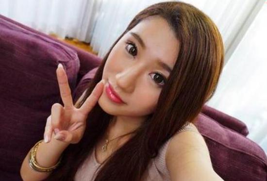 美竹铃拥有天使般的面孔和魔鬼身材，再加上自己熬人的上围，由于自己的先天条件非常的好，也就顺其自然的成为了最受欢迎的女优。