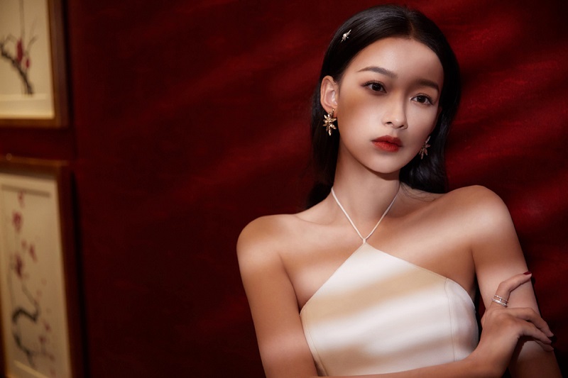 近两年，孙怡也渐渐了出演了不同的角色，其中《初晨，是我故意忘记你》中的黎初遥，《你好检察官》中的姜文静，《我和我们在一起》中的夏颜以及正在热播的《今夕何夕》中的“半仙”冬月。