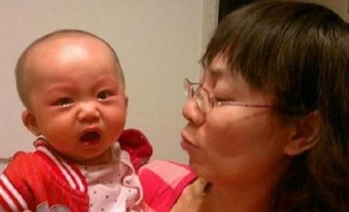 0-1岁婴儿智力发育对照表,有3个表现智力更高,你家娃达标了吗？