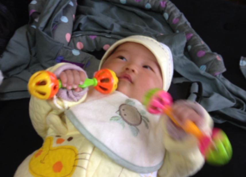 0-1岁婴儿智力发育对照表,有3个表现智力更高,你家娃达标了吗？