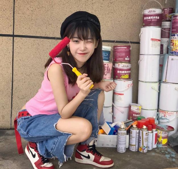 半藏森林真名叫胡文婕。以前也是校花，后来做了网红，微博名叫半藏森林，粉丝也还不少，外形很清纯，一看就是直男喜欢的那一类型。