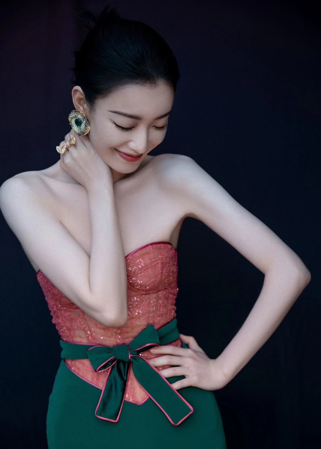 倪妮穿撞色束腰长裙气质绝佳 皮肤白皙秀性感身材