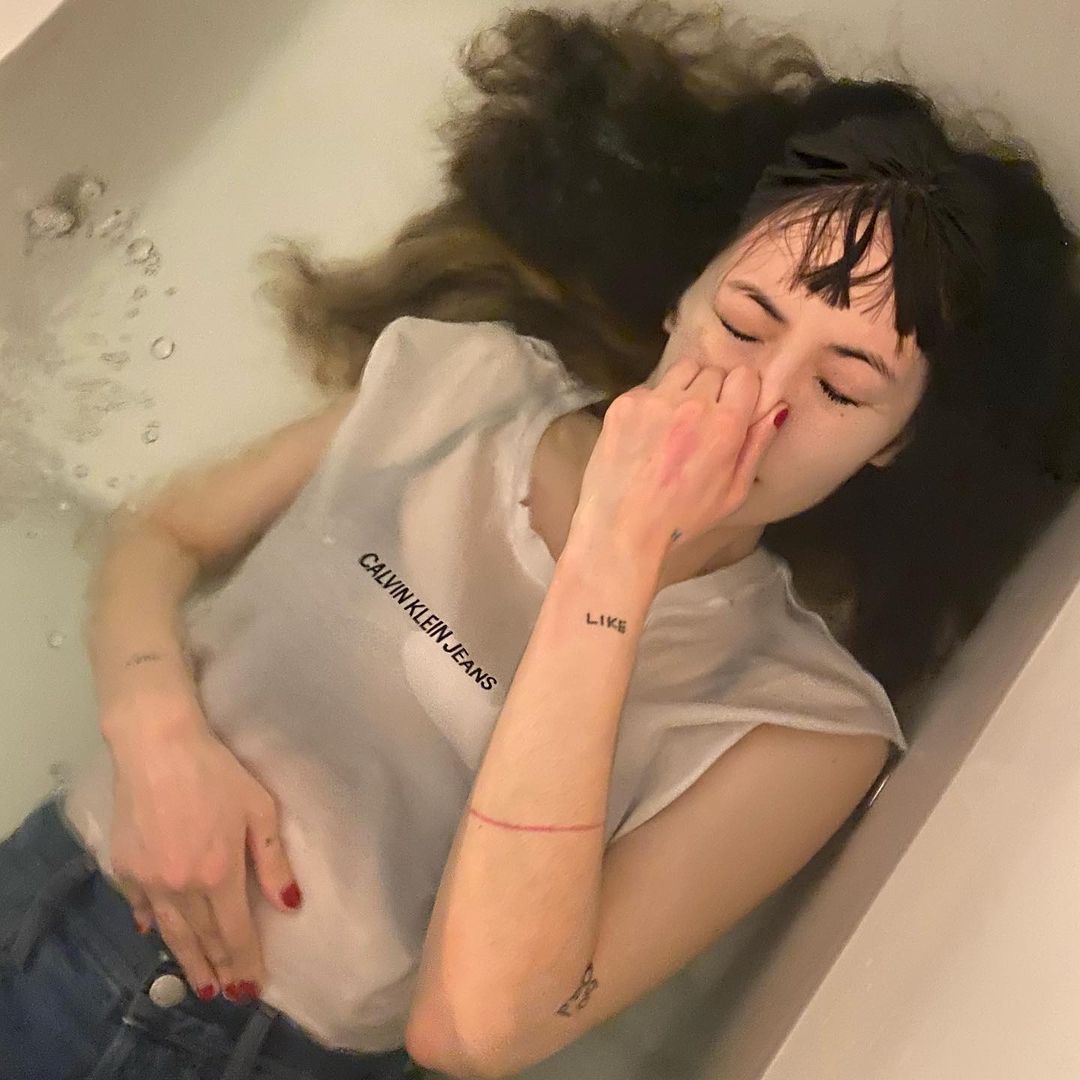 泫雅大胆尝试水中拍摄。