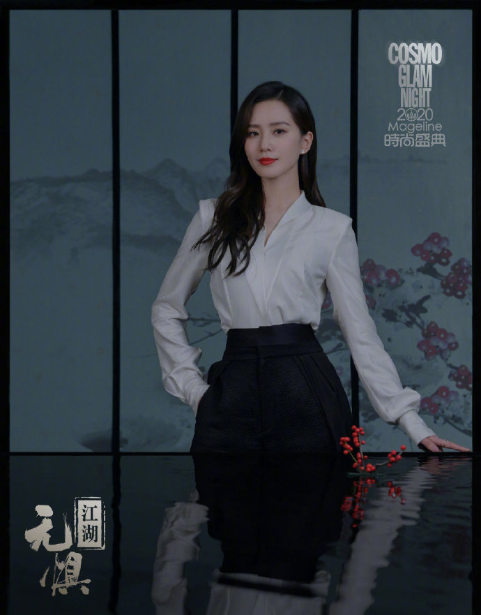 刘诗诗穿白色衬衣十分干练。