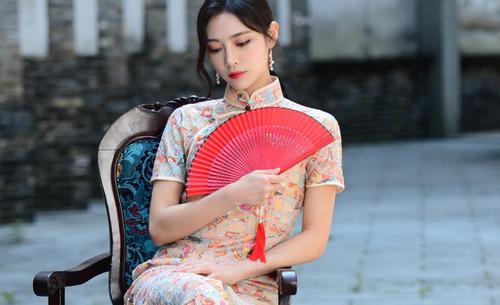 许佳琪是在2012年通过SNH48一期生选拔成为里面的合格生，之后在2013年参加SNH48《GiveMePower!》一期生发布演出正式出道。还跟随着组合参加了不少的活动，例如综艺《国民美少女》、东方卫视跨年晚会等等，并推出团队的多张专辑。