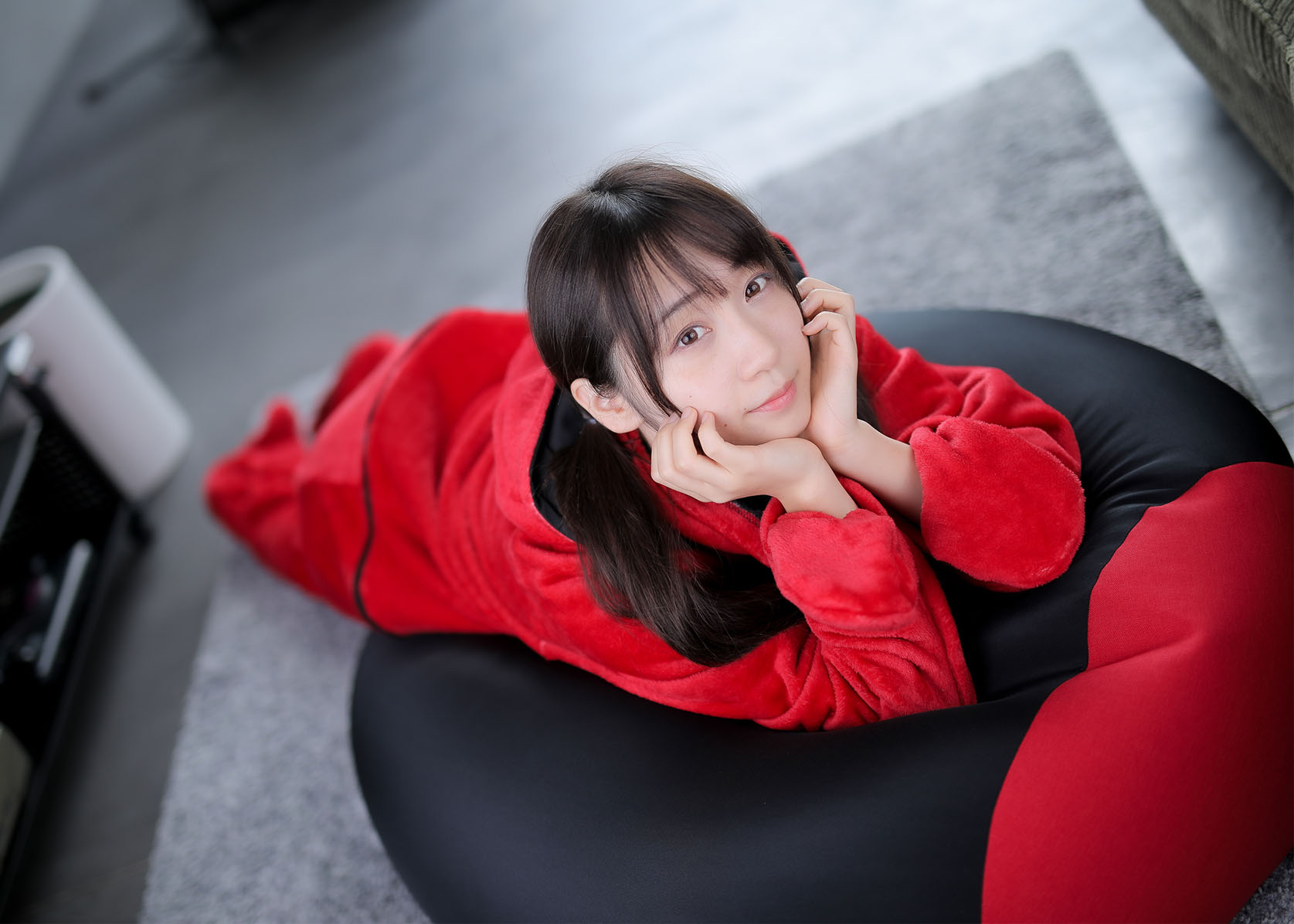 这次代言的「废人睡衣」就是跟之前介绍过的「电竞沙发」同一公司(bauhutte)，看来正妹配上宅宅专用物品购买欲真的会大大提升！