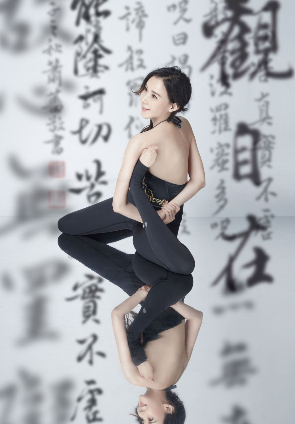 萧蔷露美背吸睛。